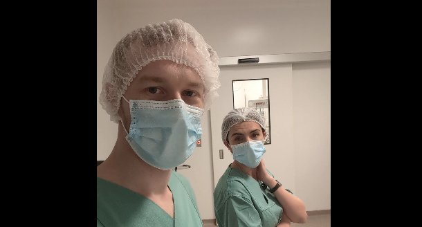 01 - Chirurg prezintă sala de operație